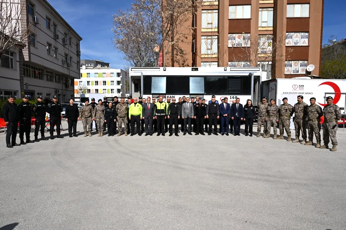 Konya'da Polis Haftası'nda Kan Bağışı: Bir Kan, Üç Can Konya'da Polis Haftası'nda Kan Bağışı: Bir Kan, Üç Can