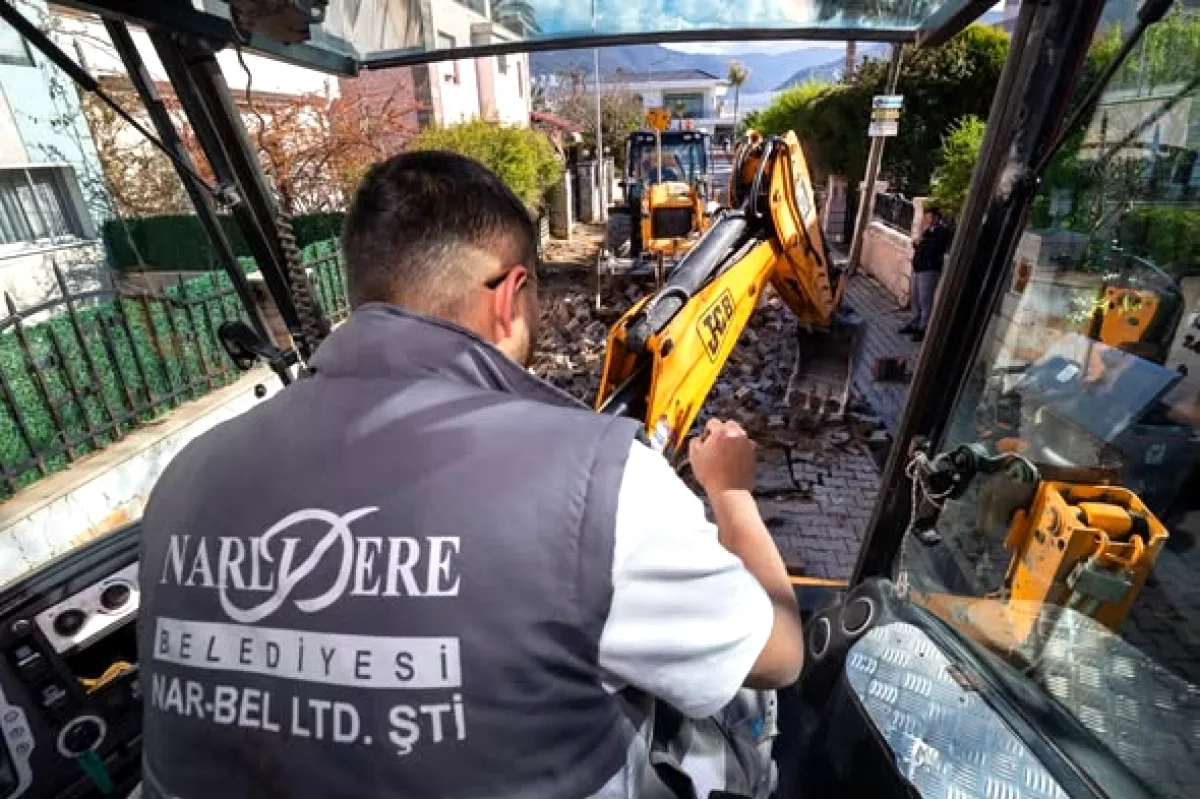 Narlıdere'de Su Tasarruflu Peyzaj Dönüşümü Sürüyor Narlıdere'de Su Tasarruflu Peyzaj Dönüşümü Sürüyor