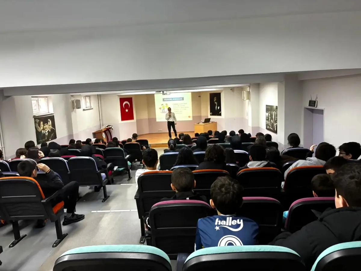 Öğrenciler Dijital Tehlikelere Karşı Bilinçlendirildi Öğrenciler Dijital Tehlikelere Karşı Bilinçlendirildi