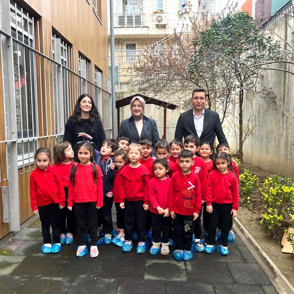 Eyüpsultan'da Öğrenciler Çiçek Dikerek Sorumluluk Öğreniyor Eyüpsultan'da Öğrenciler Çiçek Dikerek Sorumluluk Öğreniyor