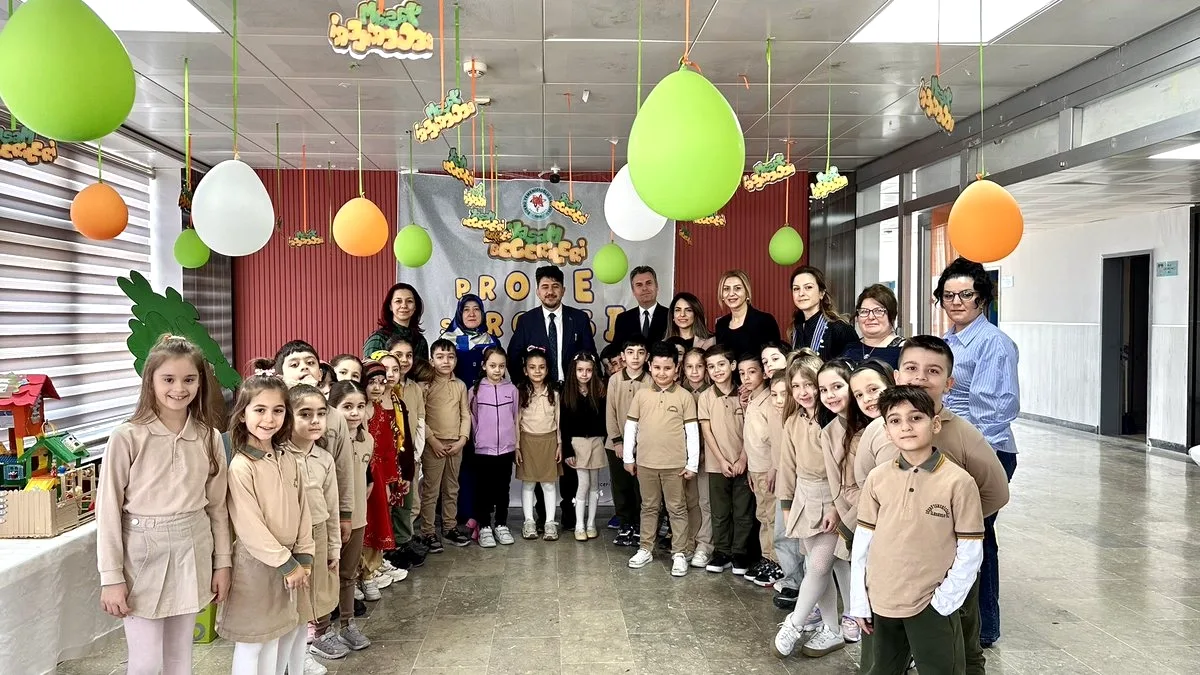 Gaziosmanpaşa'da Öğrenciler Geri Dönüşümle Hayallerini Sergiledi Gaziosmanpaşa'da Öğrenciler Geri Dönüşümle Hayallerini Sergiledi
