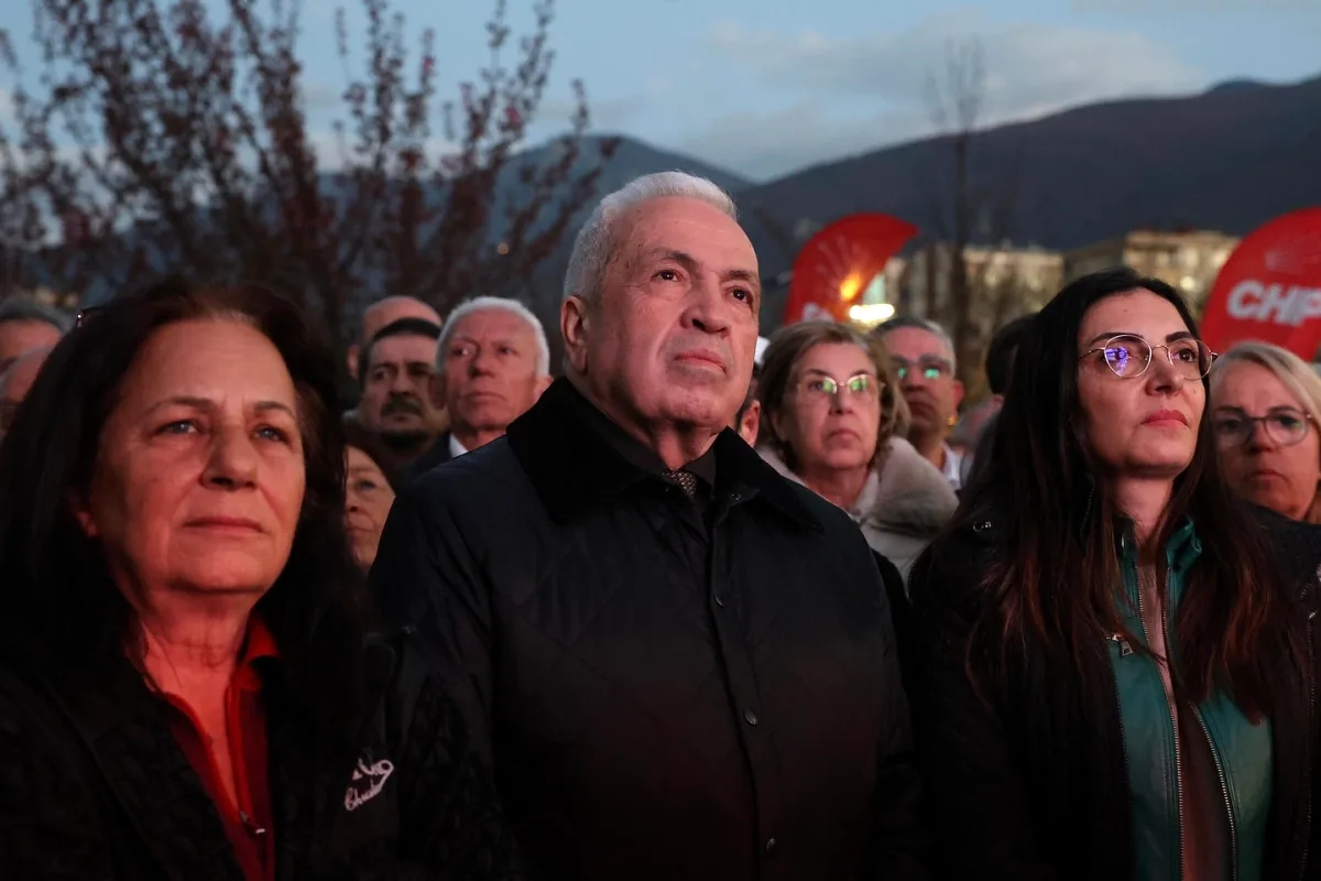 Bursa'da Adalet Nöbeti Sürüyor: CHP'li Tanal Destek için Katıldı Bursa'da Adalet Nöbeti Sürüyor: CHP'li Tanal Destek için Katıldı