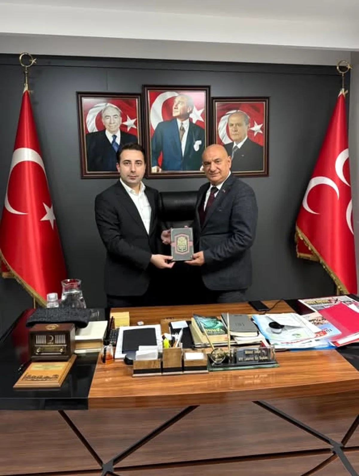 MHP Çukurova İlçe Başkanı Şahin'e Ülkü Ocakları'ndan Kitap Hedi MHP Çukurova İlçe Başkanı Şahin'e Ülkü Ocakları'ndan Kitap Hedi