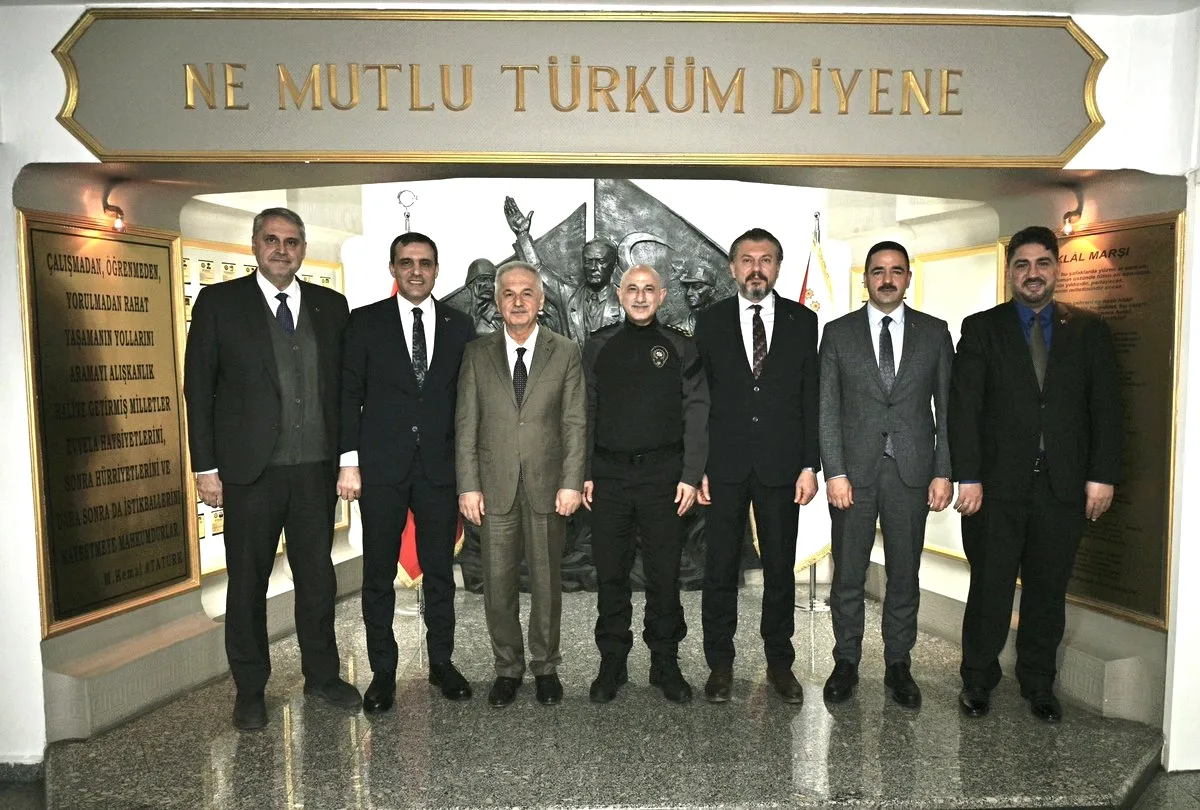 Polis Haftası'nda Konya Protokolü: Belediye Heyeti Emniyet Müdürü Yüksek'i Kutladı Polis Haftası'nda Konya Protokolü: Belediye Heyeti Emniyet Müdürü Yüksek'i Kutladı