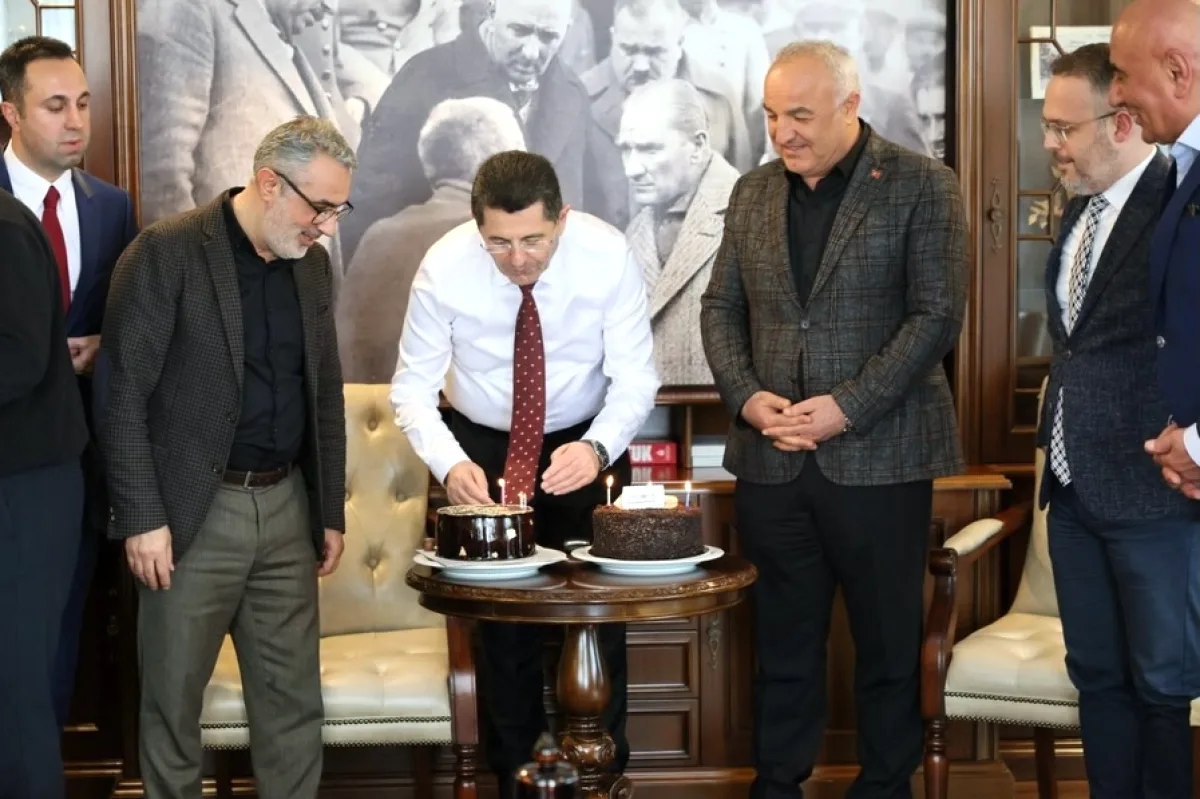 Çekmeköy'de Farklı Görüşler Aynı Masada: Başkan Çerkez'den Doğum Günü Kutlaması Çekmeköy'de Farklı Görüşler Aynı Masada: Başkan Çerkez'den Doğum Günü Kutlaması