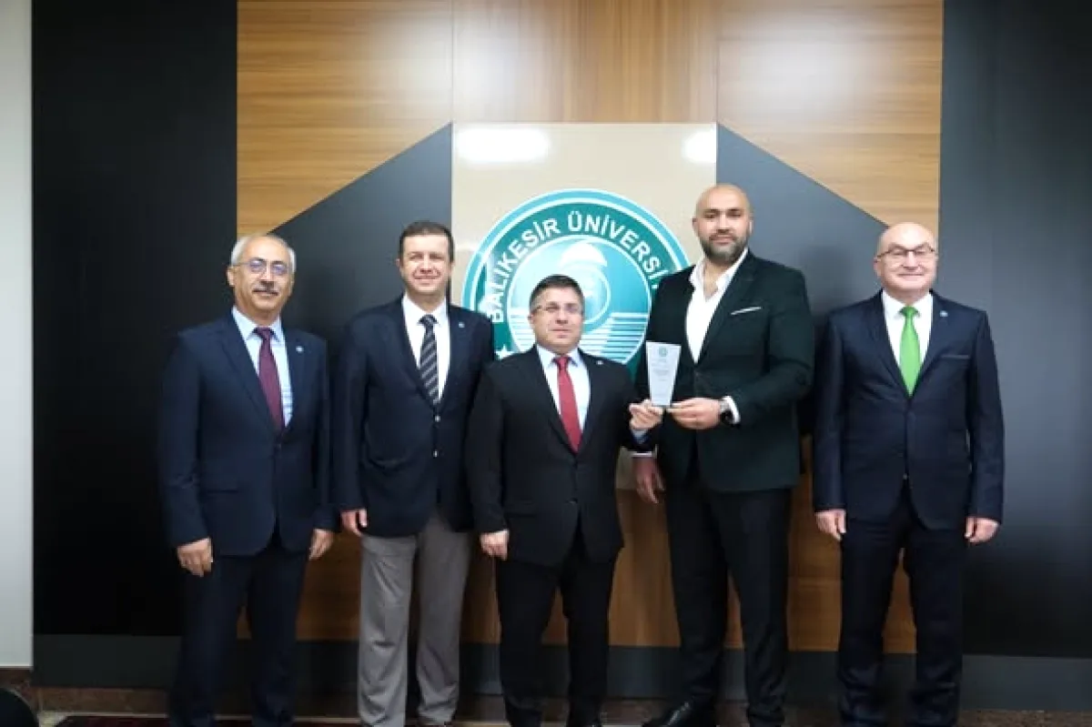 Balıkesir Üniversitesi'nden Katkı Sağlayanlara Teşekkür Plaketi Balıkesir Üniversitesi'nden Katkı Sağlayanlara Teşekkür Plaketi