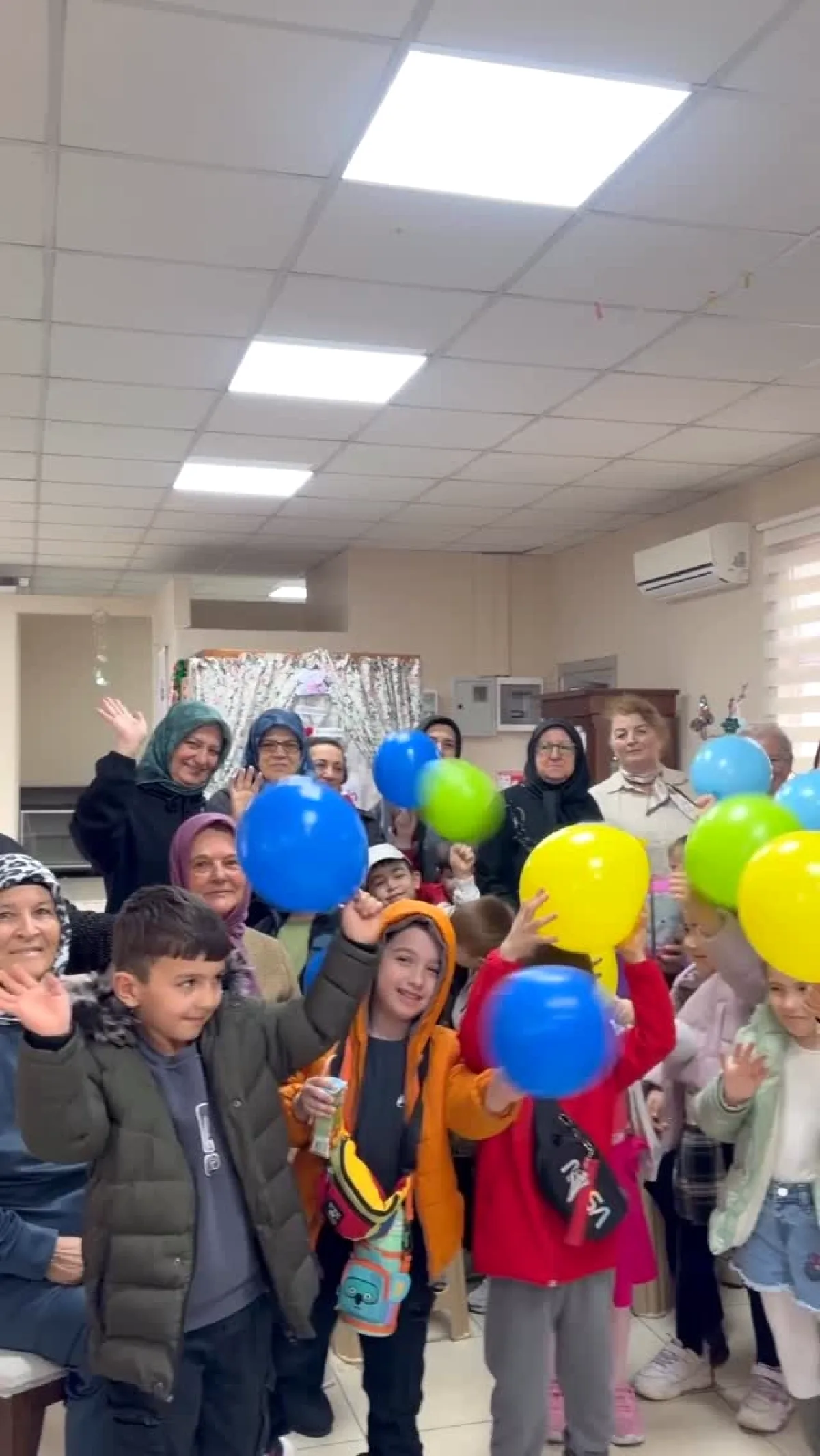 İzmit'te Yaşlılar Haftası'nda Kuşaklar Buluşması: Çocuklar ve Büyükler Bir Arada İzmit'te Yaşlılar Haftası'nda Kuşaklar Buluşması: Çocuklar ve Büyükler Bir Arada