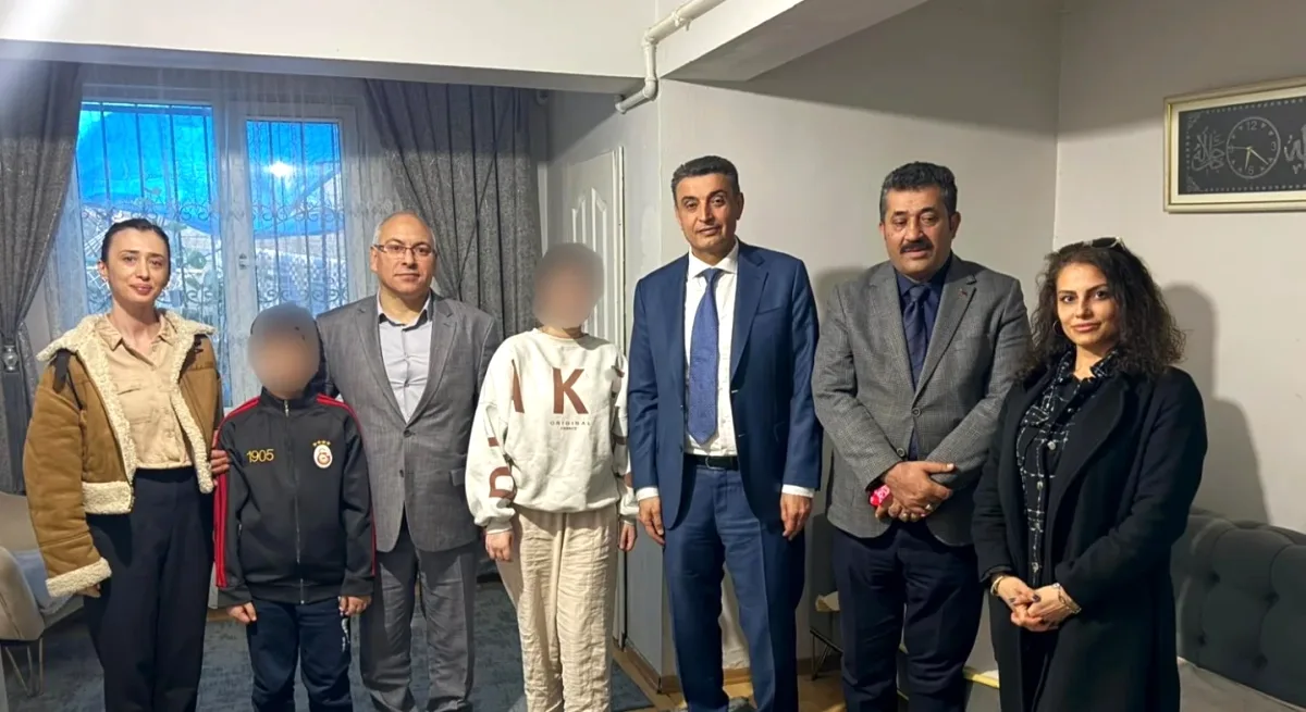 Kağıthane Kaymakamı'ndan Devamsızlıkla Mücadele: 3 Okulda Hane Ziyareti Kağıthane Kaymakamı'ndan Devamsızlıkla Mücadele: 3 Okulda Hane Ziyareti