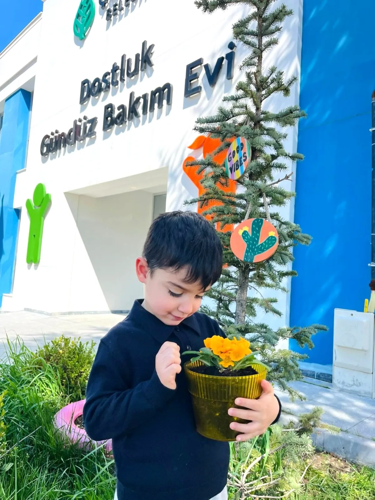 Minik Bahçıvanların Toprakla Buluşma Serüveni: İlk Tercih Sarı Menekşe Minik Bahçıvanların Toprakla Buluşma Serüveni: İlk Tercih Sarı Menekşe