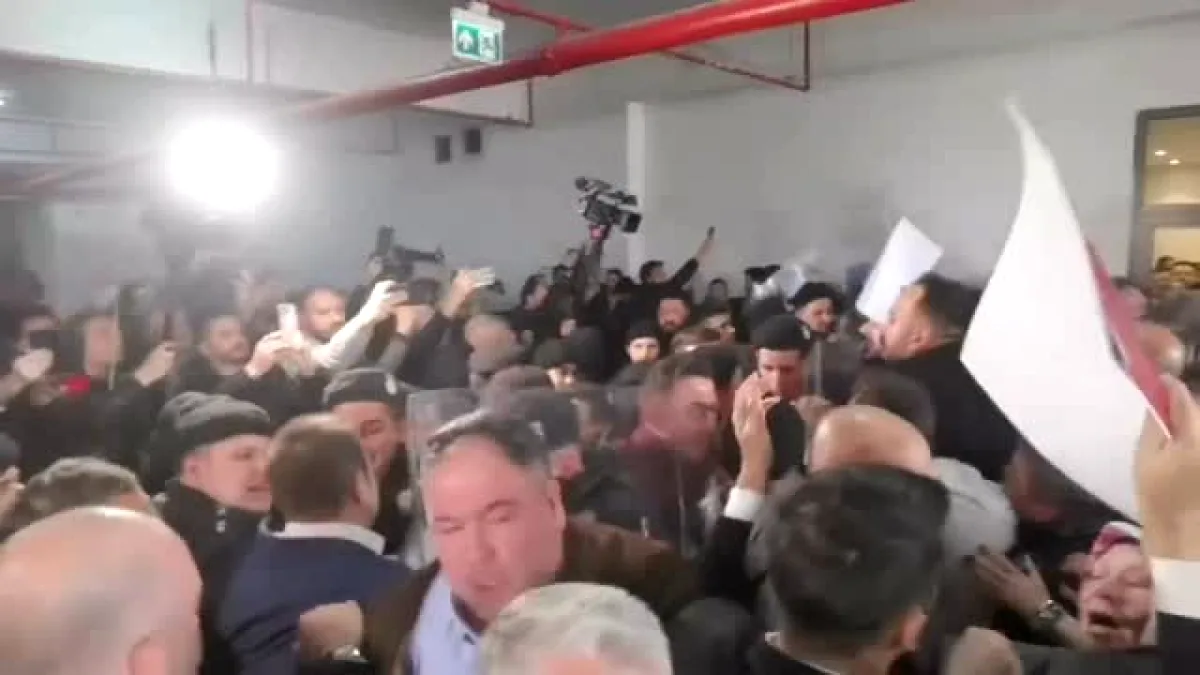 CHP'li Zeybek: Bursa'da Siyasi Kapkaçla Yetki Almaya Çalışıyorlar CHP'li Zeybek: Bursa'da Siyasi Kapkaçla Yetki Almaya Çalışıyorlar