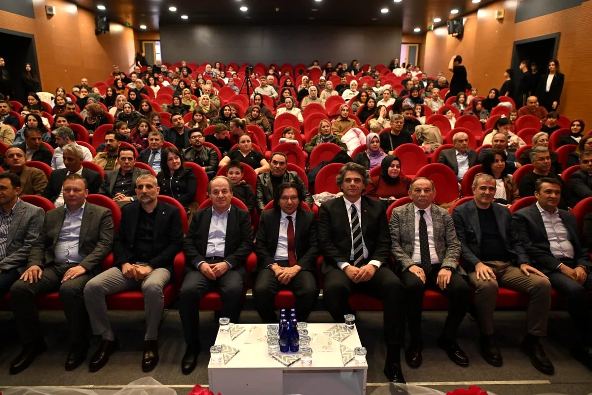 Kartepe Kaymakamı Öztürk, Öğrenci Şiir Gecesine Katıldı Kartepe Kaymakamı Öztürk, Öğrenci Şiir Gecesine Katıldı