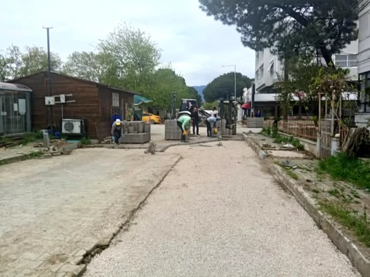 Edremit'te Ücretsiz Tiyatro Gecesi: "Kırmızı Battaniye" 11 Nisan'da Sahne Alacak Edremit'te Ücretsiz Tiyatro Gecesi: "Kırmızı Battaniye" 11 Nisan'da Sahne Alacak