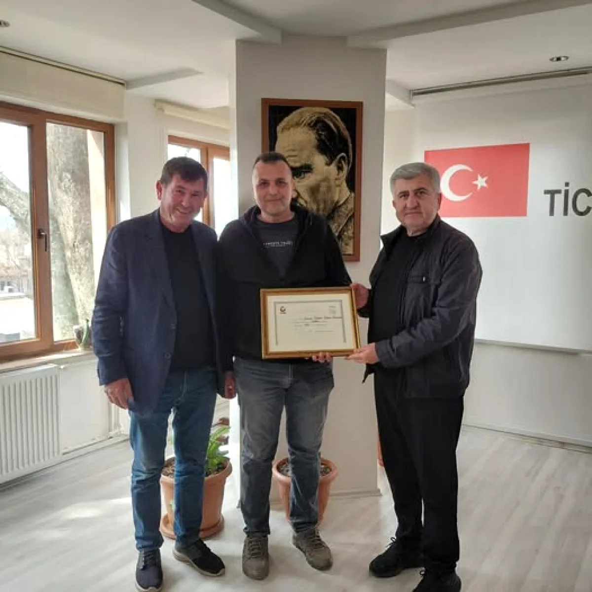 İznik Ticaret Odası'ndan Serkan Gürsoy'a Üyelik Belgesi Takdimi İznik Ticaret Odası'ndan Serkan Gürsoy'a Üyelik Belgesi Takdimi