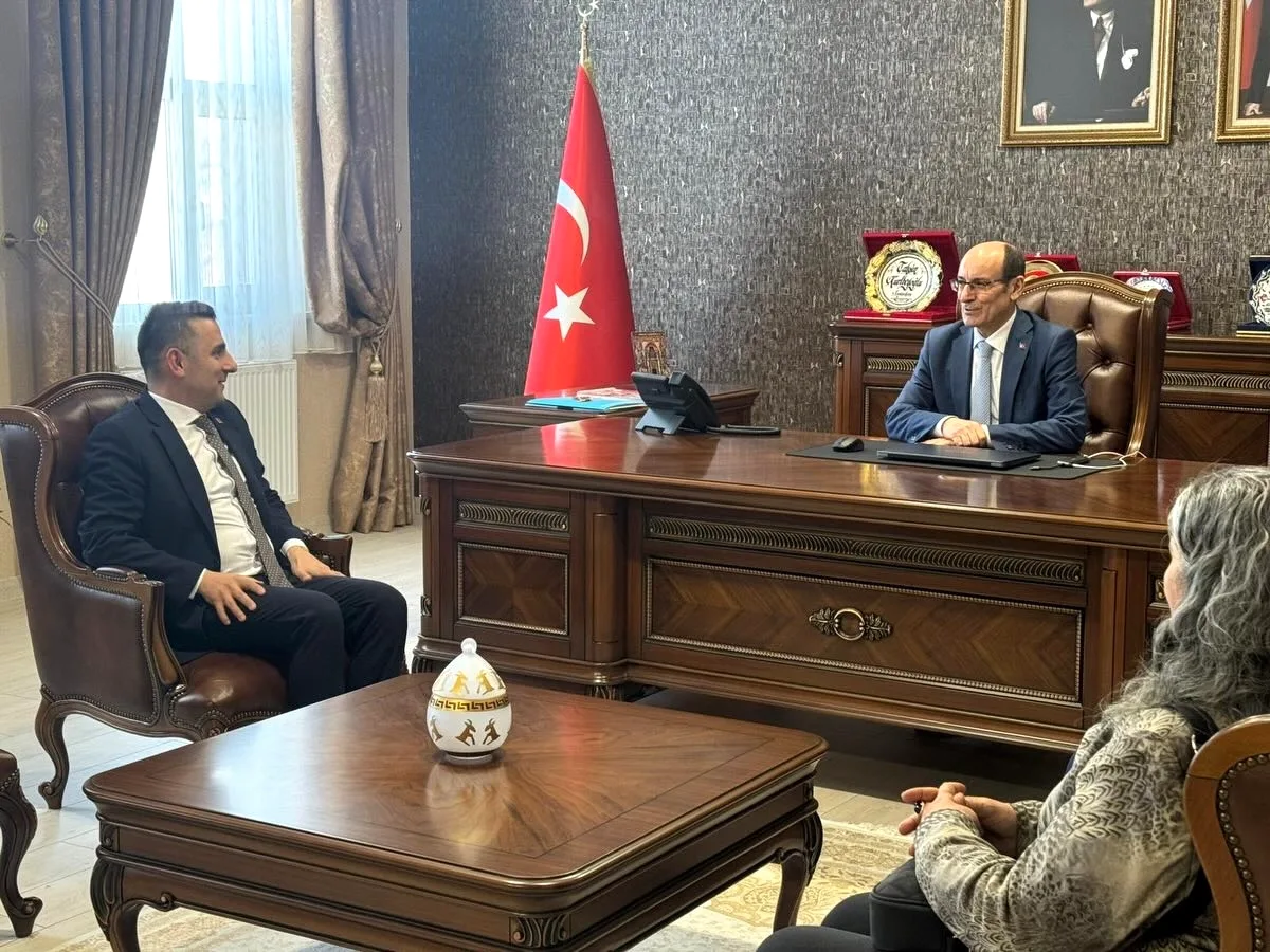 CHP İlçe Başkanlığı, Kaymakam Kurtbeyoğlu'nu Ziyaret Etti CHP İlçe Başkanlığı, Kaymakam Kurtbeyoğlu'nu Ziyaret Etti