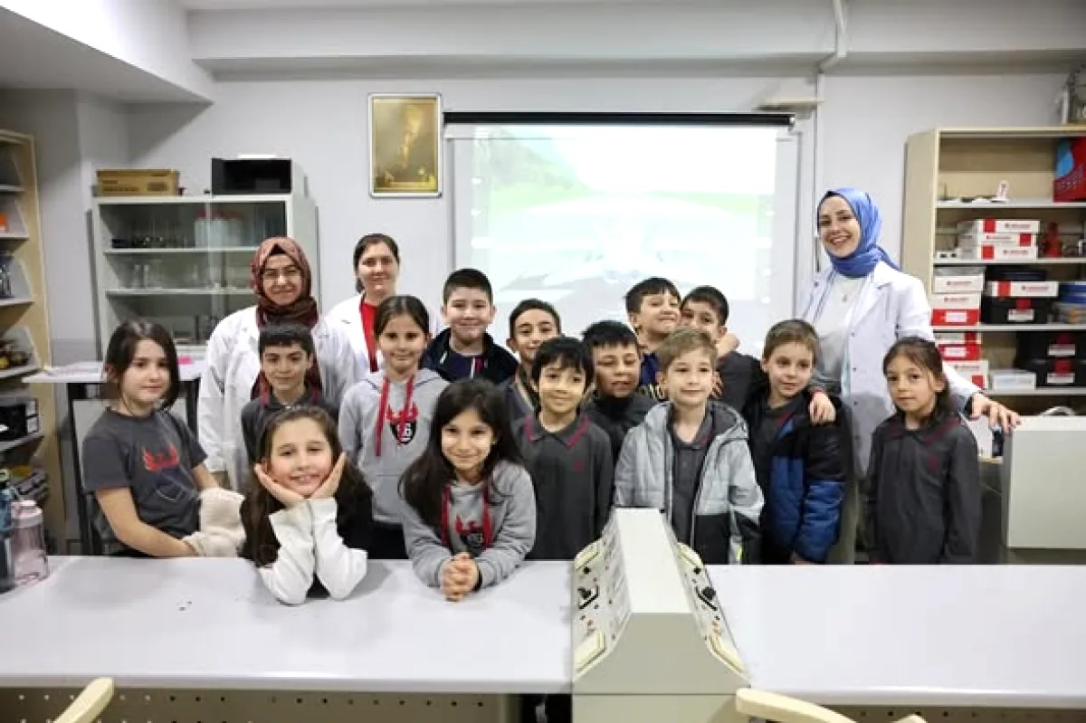 Bayrampaşa Bilim Merkezi'nde Öğrenciler Bilimsel Deneylerle Öğreniyor Bayrampaşa Bilim Merkezi'nde Öğrenciler Bilimsel Deneylerle Öğreniyor