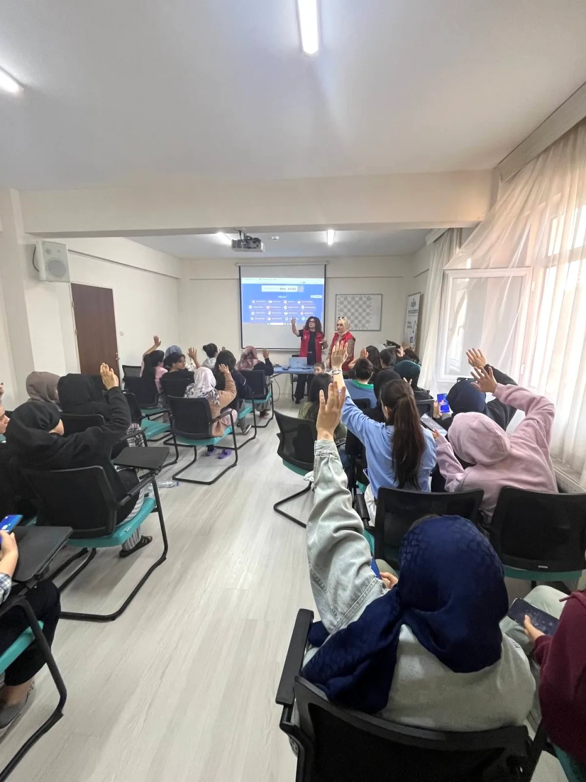 Gemlik Gençlik Merkezi'nde Eğlenceli Bilgi Yarışması: Kahoot! Heyecanı Gemlik Gençlik Merkezi'nde Eğlenceli Bilgi Yarışması: Kahoot! Heyecanı