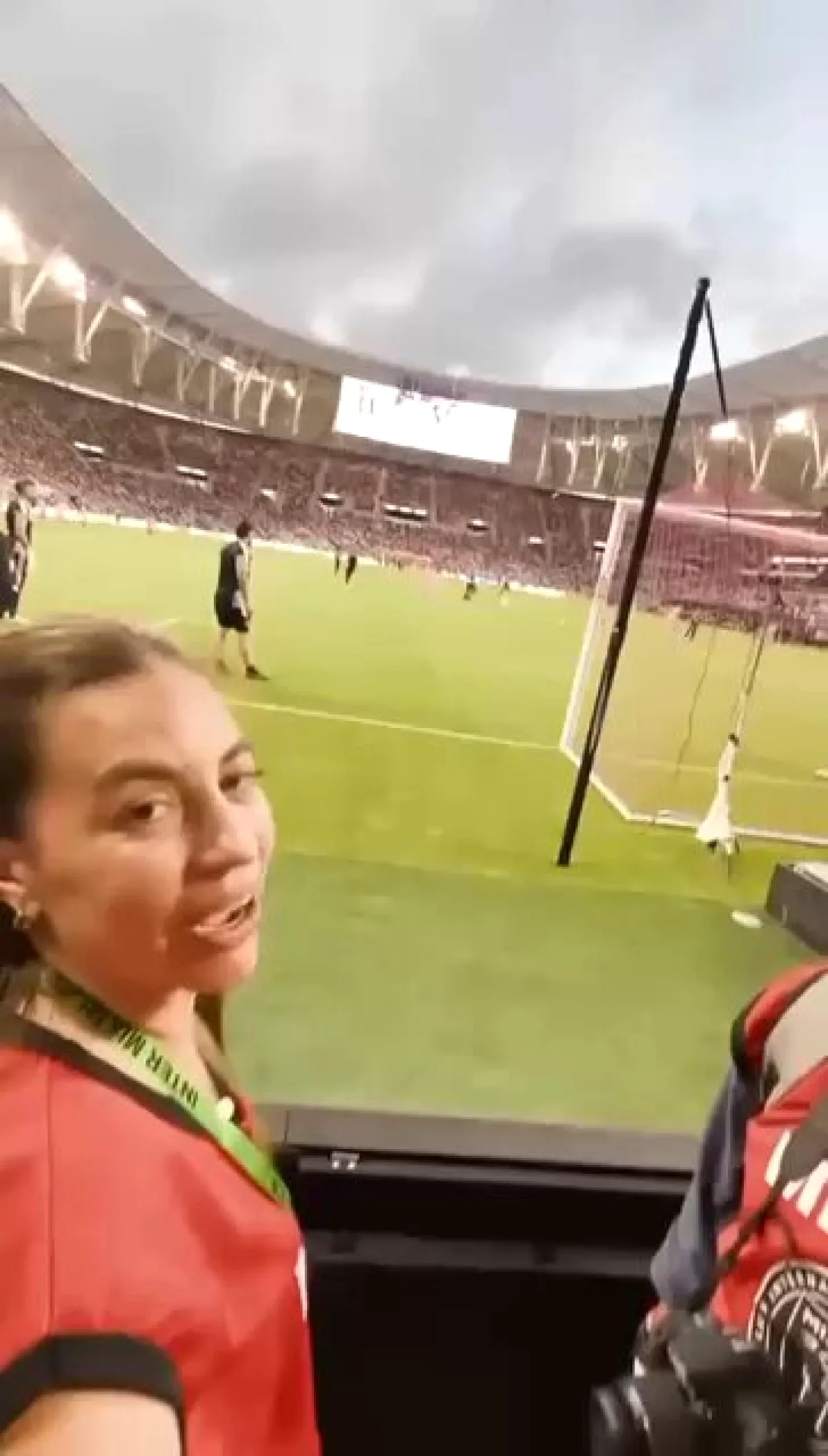 Messi'nin Şutu Muhabirin Kamera Lensini Parçaladı! Messi'nin Şutu Muhabirin Kamera Lensini Parçaladı!