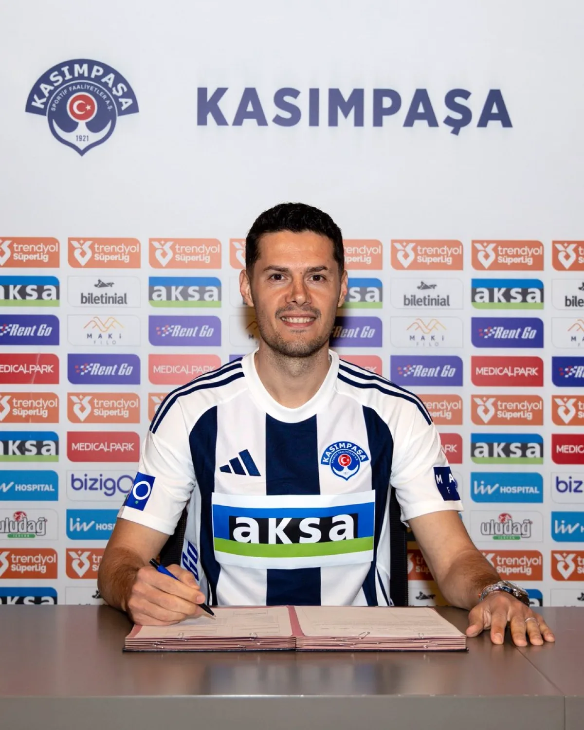Kasımpaşa, Haris Hajradinović ile 1+1 Yıllık Sözleşme İmzaladı Kasımpaşa, Haris Hajradinović ile 1+1 Yıllık Sözleşme İmzaladı