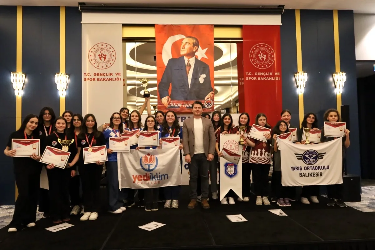 Yalova'da Satranç Turnuvasında 4 Okul Marmara Bölge Finaline Yükseldi Yalova'da Satranç Turnuvasında 4 Okul Marmara Bölge Finaline Yükseldi