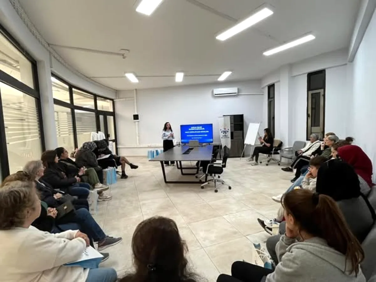 İzmir Çiğli'de Kadın Sağlığı Eğitimi: Evka 5 Mahallesi'nde Bilinçlendirme İzmir Çiğli'de Kadın Sağlığı Eğitimi: Evka 5 Mahallesi'nde Bilinçlendirme