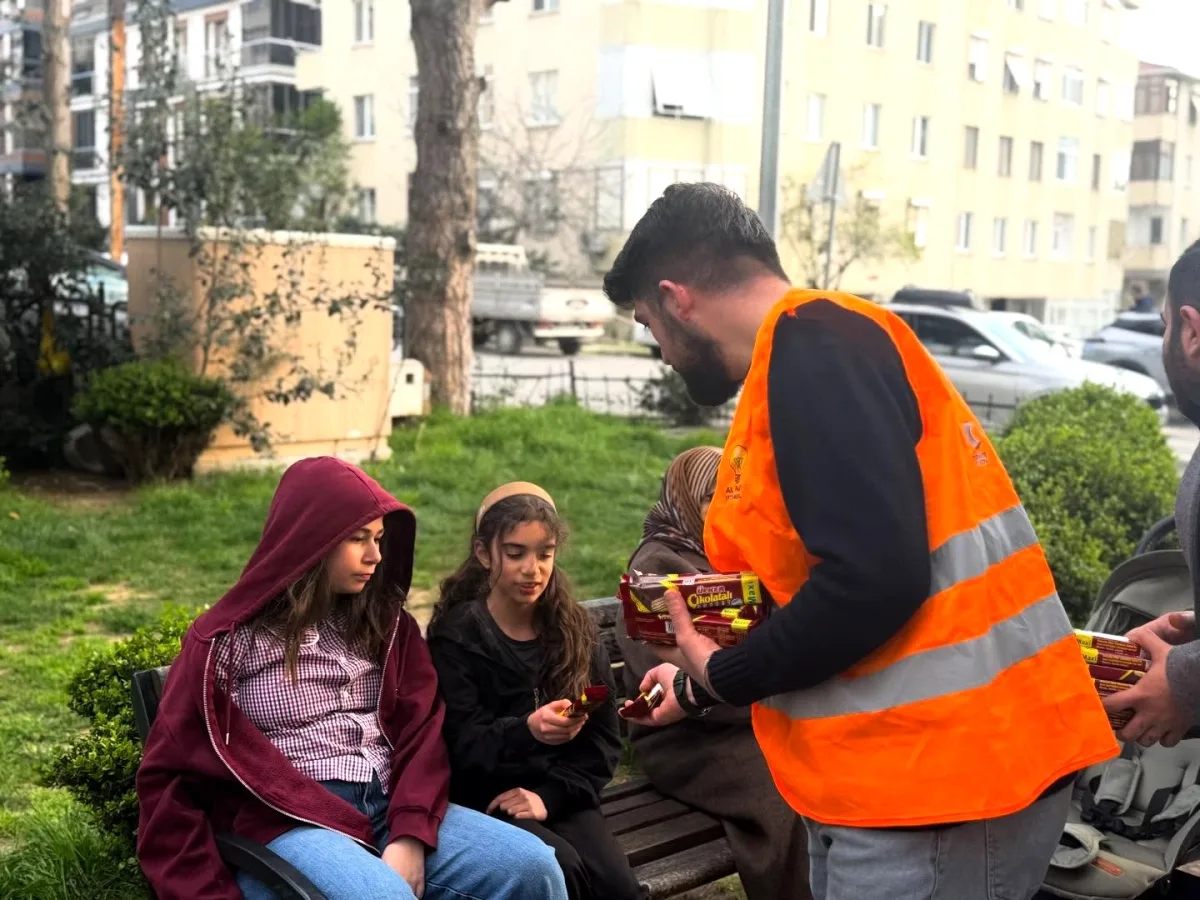 Maltepe'de Çocuklara Çikolata İkramı: Küçük Dokunuşlarla Büyük Mutluluk Maltepe'de Çocuklara Çikolata İkramı: Küçük Dokunuşlarla Büyük Mutluluk