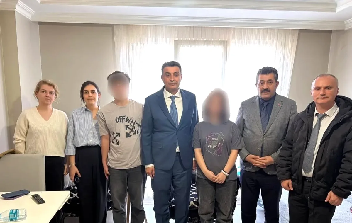 Kâğıthane'de Devamsızlıkla Mücadelede Yeni Adım: Kaymakam ve Müdür Ev Ev Dolaştı Kâğıthane'de Devamsızlıkla Mücadelede Yeni Adım: Kaymakam ve Müdür Ev Ev Dolaştı