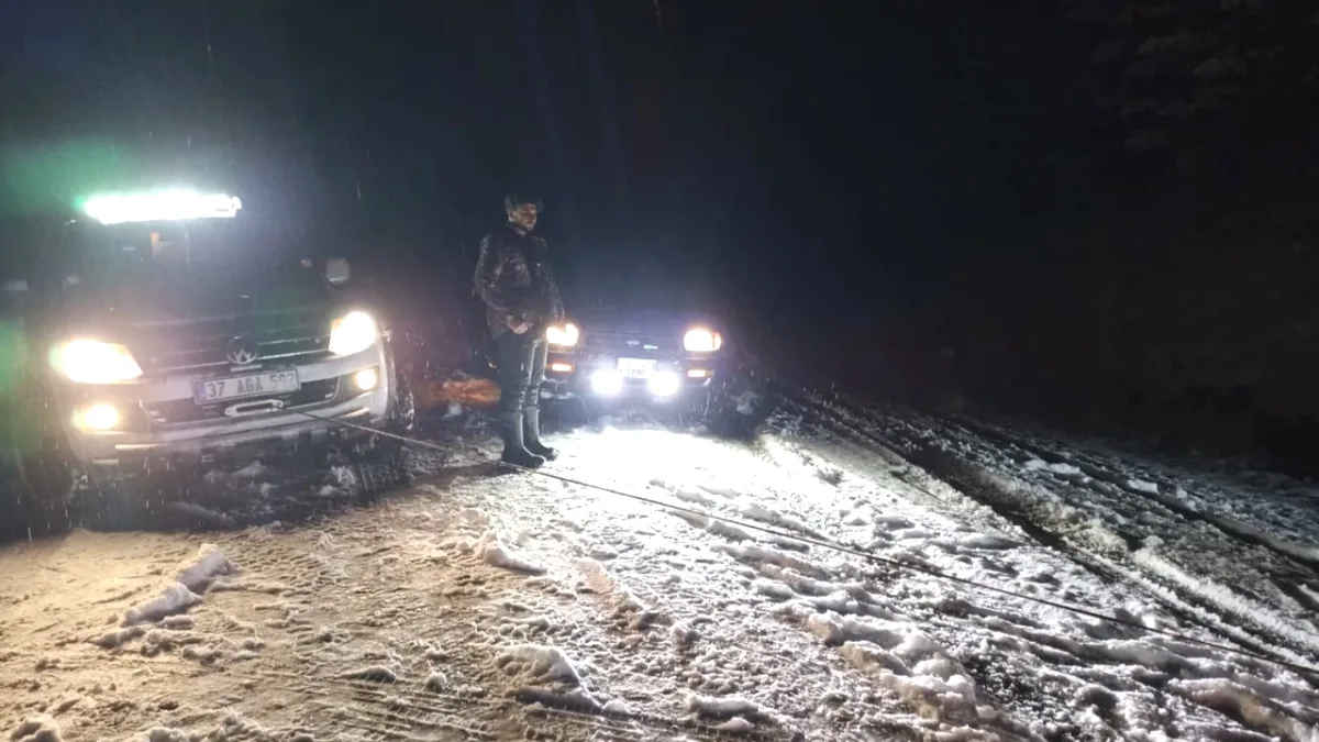 Kastamonu-Tosya Karayolunda Nisan Karı: Trafik Durma Noktasına Geldi Kastamonu-Tosya Karayolunda Nisan Karı: Trafik Durma Noktasına Geldi