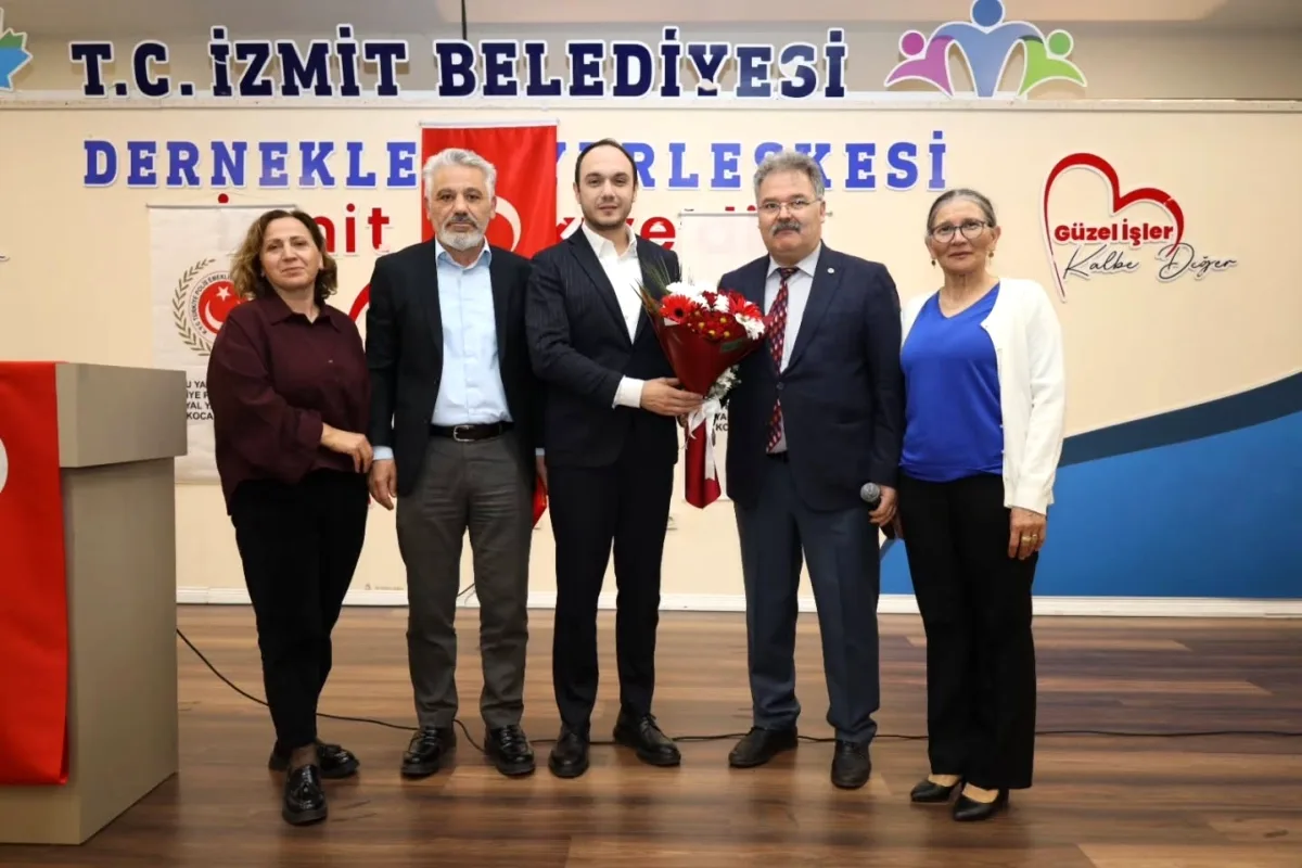 İzmit'te Polis Haftası Coşkusu: Emeklilere Teşekkür İzmit'te Polis Haftası Coşkusu: Emeklilere Teşekkür