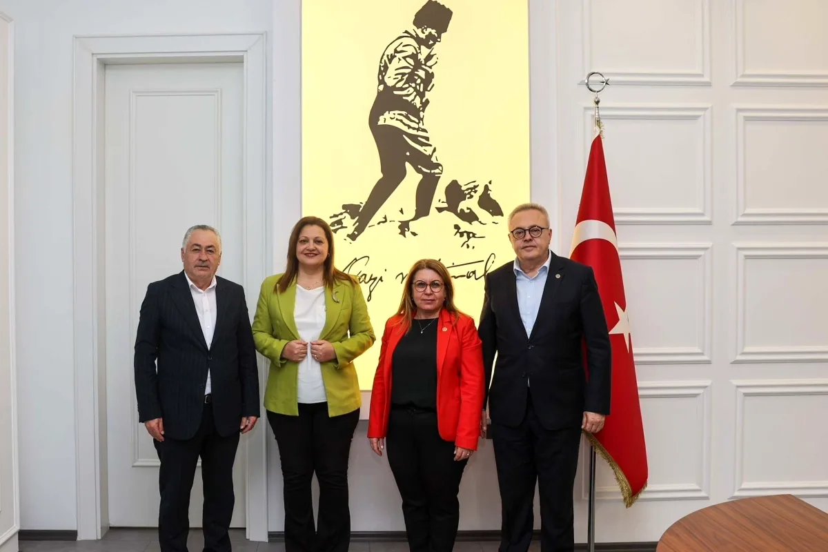 CHP Heyeti Afyonkarahisar Belediye Başkanı Köksal'ı Ziyaret Etti CHP Heyeti Afyonkarahisar Belediye Başkanı Köksal'ı Ziyaret Etti