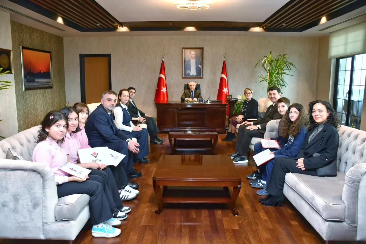 Çekmeköy'den Bilimde Çifte Başarı: TÜBİTAK Dereceye Giren Öğrenciler Kaymakam Çelik'i Ziyaret Etti Çekmeköy'den Bilimde Çifte Başarı: TÜBİTAK Dereceye Giren Öğrenciler Kaymakam Çelik'i Ziyaret Etti