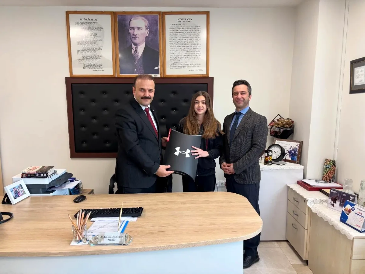 Avcılar'da Yüzme Şampiyonundan İlham Veren Başarı Hikayesi Avcılar'da Yüzme Şampiyonundan İlham Veren Başarı Hikayesi