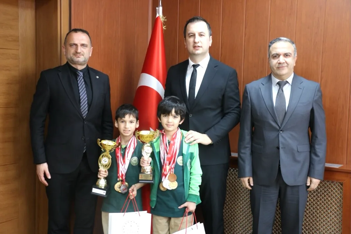 Tuzla'da Satranç Başarısı: Atatürk İlkokulu Öğrencileri İlçe Müdürünü Ziyaret Etti Tuzla'da Satranç Başarısı: Atatürk İlkokulu Öğrencileri İlçe Müdürünü Ziyaret Etti