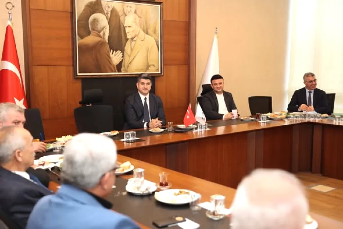 Ataşehir'de Muhtarlarla Mahalle İhtiyaçları Masaya Yatırıldı Ataşehir'de Muhtarlarla Mahalle İhtiyaçları Masaya Yatırıldı