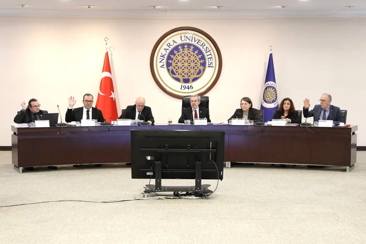 Ankara Üniversitesi'ne YÖK Engelsiz Üniversite Bayrağı Takdimi Ankara Üniversitesi'ne YÖK Engelsiz Üniversite Bayrağı Takdimi