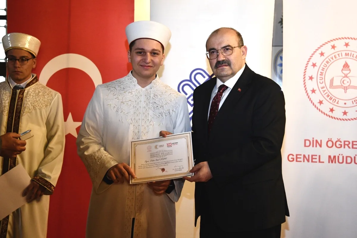 Balıkesir Valisi ve Kaymakamları Genç Hatipler Yarışmasında Ödül Alan Gençleri Tebrik Etti Balıkesir Valisi ve Kaymakamları Genç Hatipler Yarışmasında Ödül Alan Gençleri Tebrik Etti