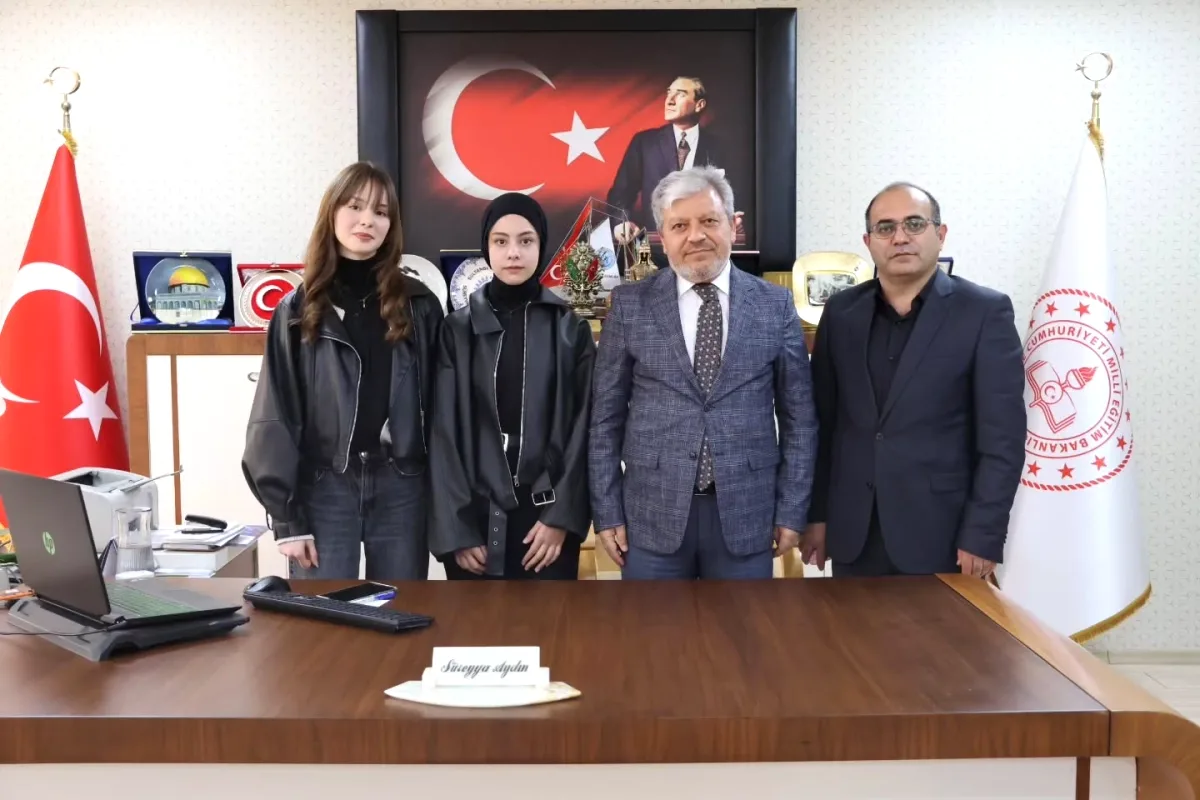 Özyeğin Lisesi Öğrencileri İlk Dergileri İçin İlçe Müdürü ile Buluştu Özyeğin Lisesi Öğrencileri İlk Dergileri İçin İlçe Müdürü ile Buluştu