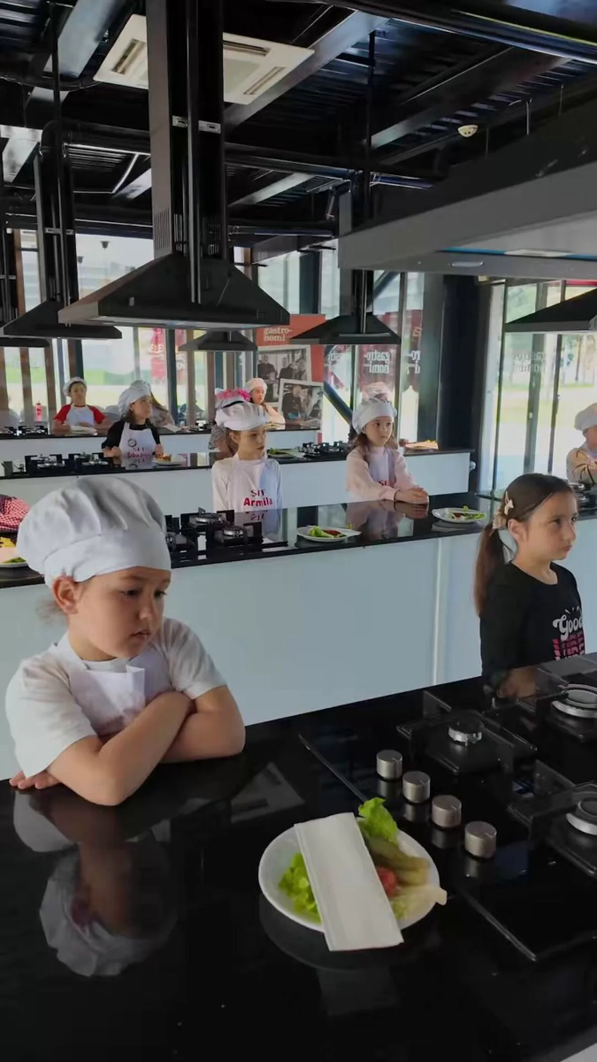 Minik Şefler Yüreğir'de Mutfakta: Kendi Burgerlerini Yaptılar Minik Şefler Yüreğir'de Mutfakta: Kendi Burgerlerini Yaptılar