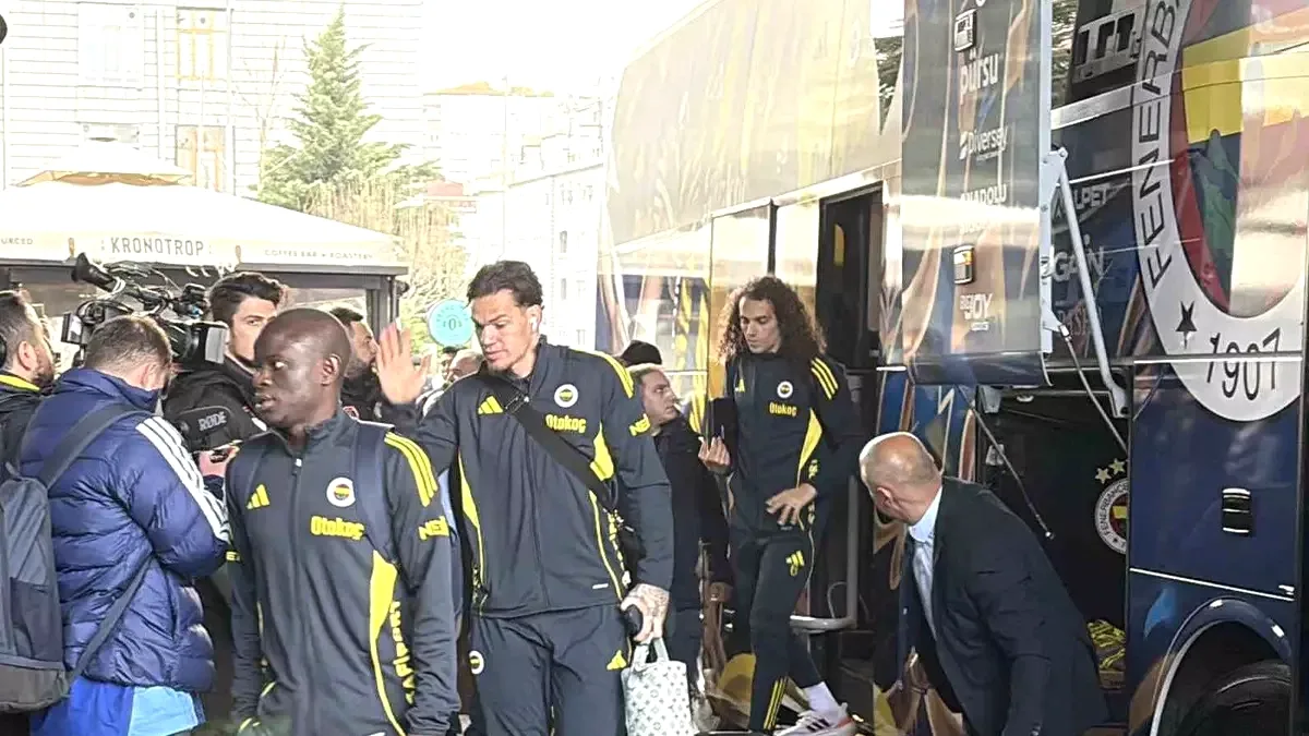Fenerbahçe Kayseri'de! Taraftarlar Havalimanında Coşkuya Doymadı Fenerbahçe Kayseri'de! Taraftarlar Havalimanında Coşkuya Doymadı