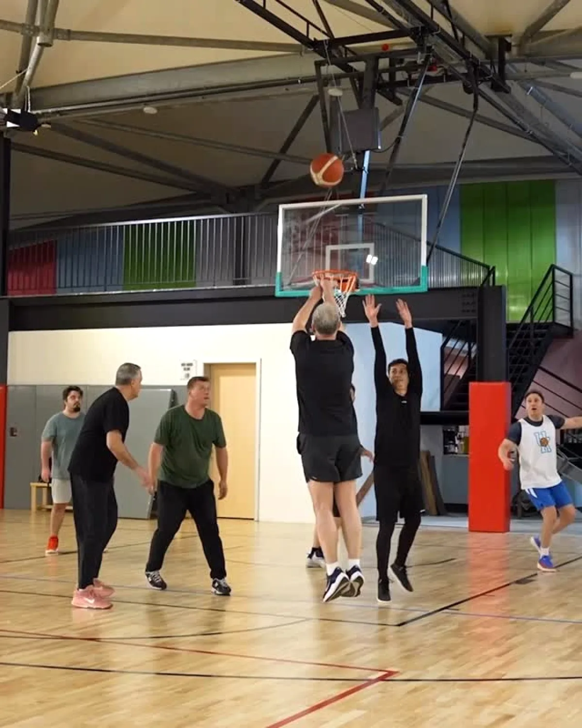 Mudanya Belediye Başkanı Gençlerin Basketbol Davetini Geri Çevirmedi Mudanya Belediye Başkanı Gençlerin Basketbol Davetini Geri Çevirmedi