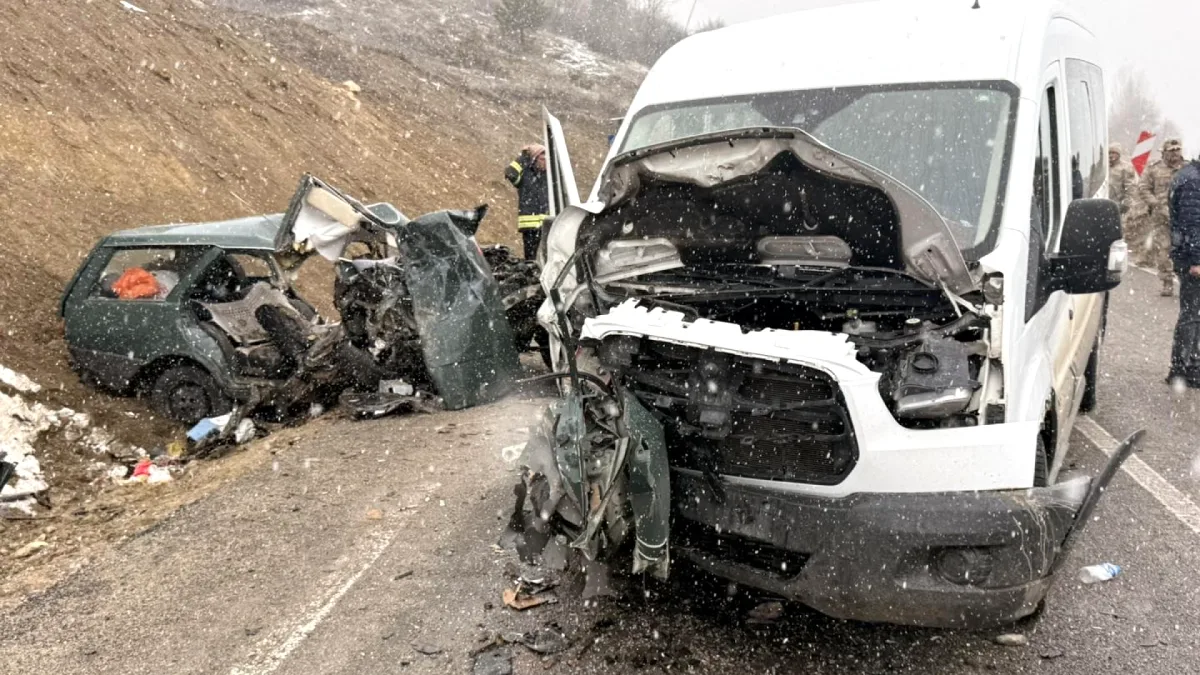Kelkit'te Öğretmen Servisi Kaza Yaptı: 1 Ölü, 9 Yaralı Kelkit'te Öğretmen Servisi Kaza Yaptı: 1 Ölü, 9 Yaralı