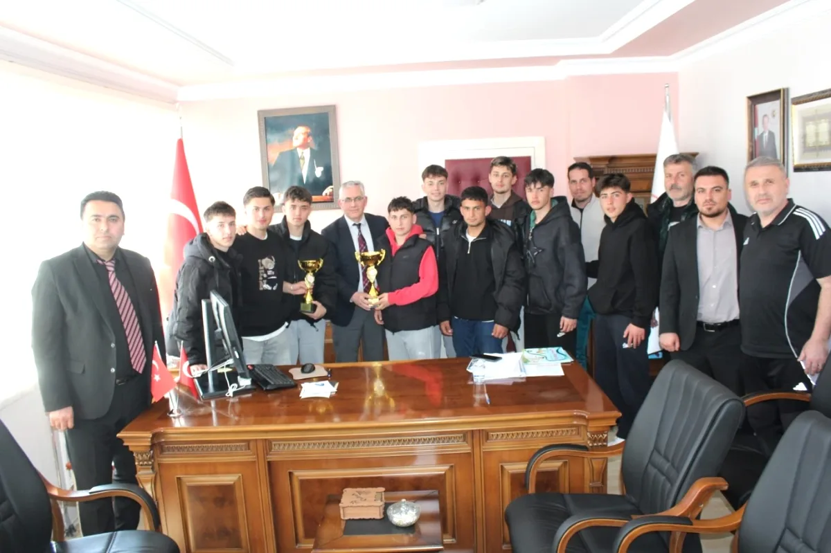 Çubuk'tan Futbolda Gururlandıran Başarı: Ankara Şampiyonluğu Çubuk'tan Futbolda Gururlandıran Başarı: Ankara Şampiyonluğu