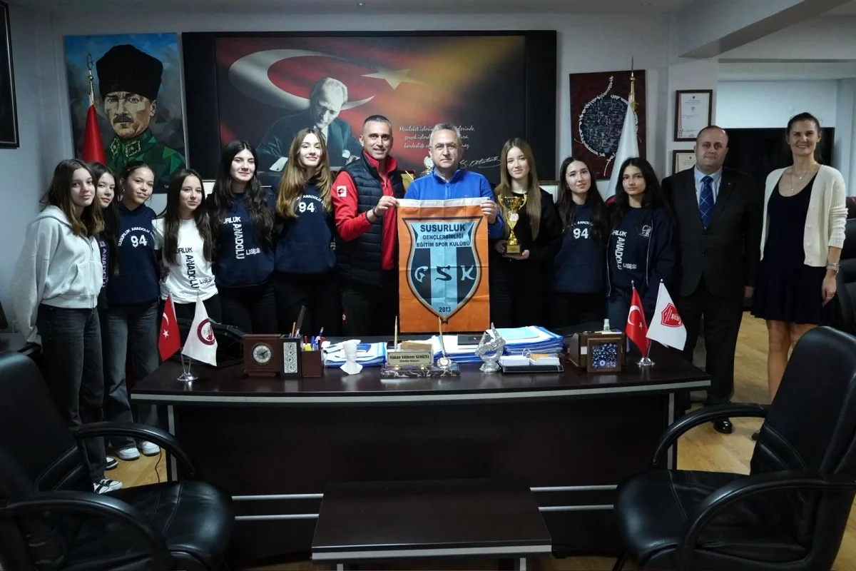 Susurluk'ta Gurur Ziyareti: İl İkincisi Voleybol Takımı Başkan Semizel'i Ziyaret Etti Susurluk'ta Gurur Ziyareti: İl İkincisi Voleybol Takımı Başkan Semizel'i Ziyaret Etti