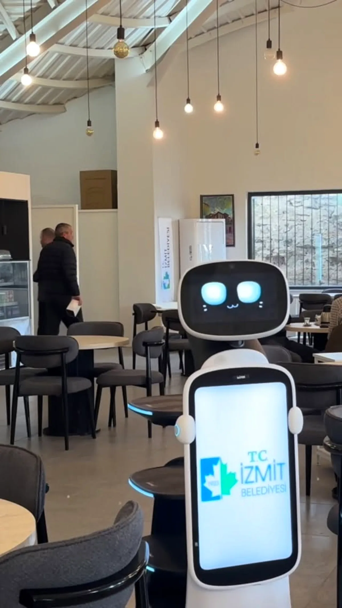 İzmit'te Kahvaltı Keyfine Teknolojik Dokunuş: Gülümse'ye Servis Robotu Geldi İzmit'te Kahvaltı Keyfine Teknolojik Dokunuş: Gülümse'ye Servis Robotu Geldi