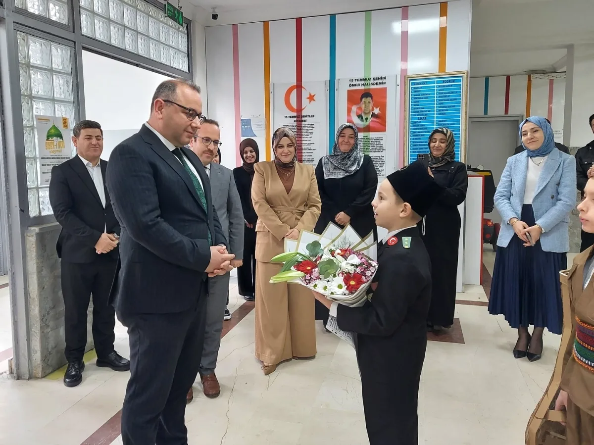 Esenyurt Kaymakamı Çobanoğlu Kıraç'ta Okul Ziyaretinde Bulundu Esenyurt Kaymakamı Çobanoğlu Kıraç'ta Okul Ziyaretinde Bulundu