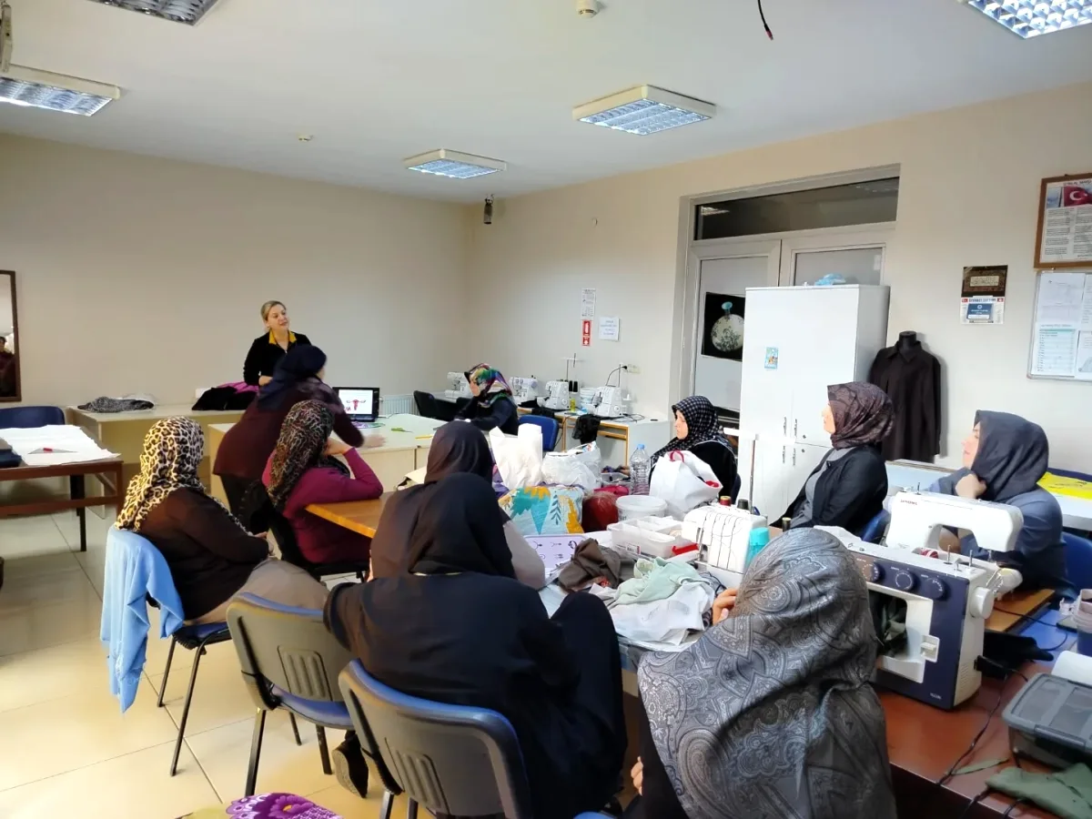 İzmit'te Gençlere Kanser Taraması Eğitimi Verildi İzmit'te Gençlere Kanser Taraması Eğitimi Verildi