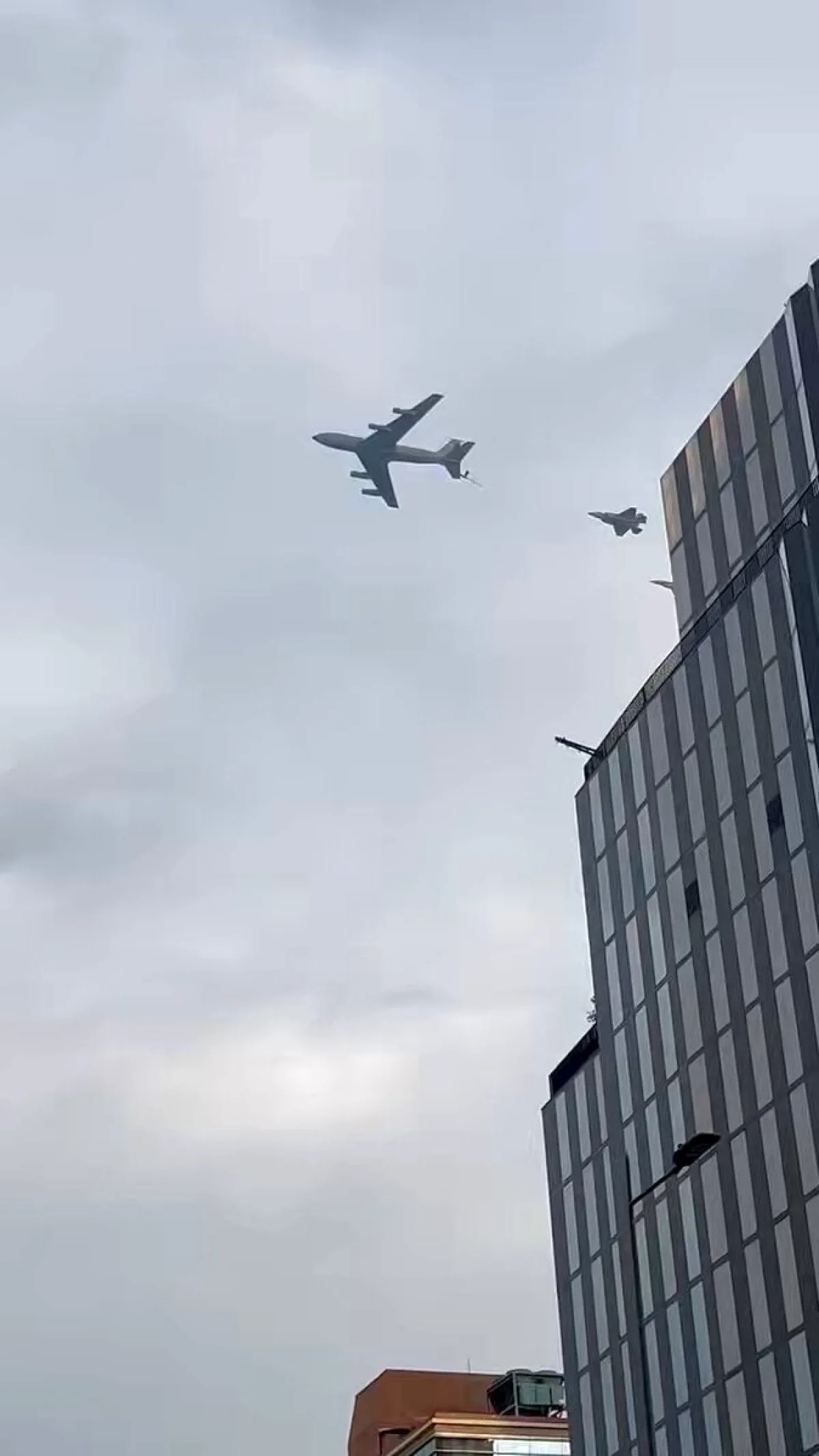 ABD ve Şili Hava Kuvvetleri Santiago'da Alçak Uçuş Gerçekleştirdi ABD ve Şili Hava Kuvvetleri Santiago'da Alçak Uçuş Gerçekleştirdi