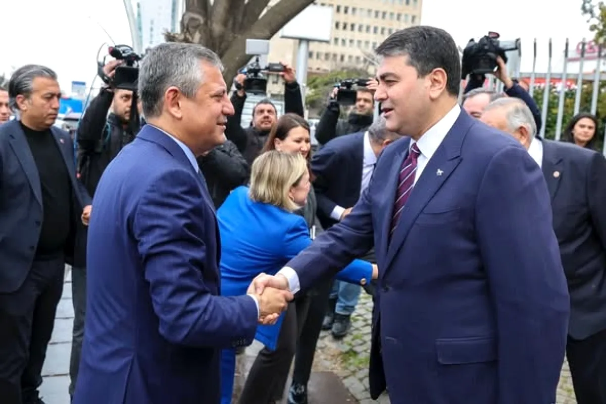 Özgür Özel, İzmir'deki Tarihi Köşkte Ekonomik Çöküşü Görüşüldü Özgür Özel, İzmir'deki Tarihi Köşkte Ekonomik Çöküşü Görüşüldü