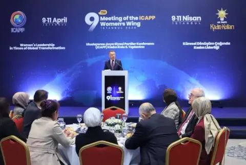 Fuat Oktay, ICAPP 9 Kadın Kolu Toplantısı'nda Meryem Göka'yı Tebrik Etti