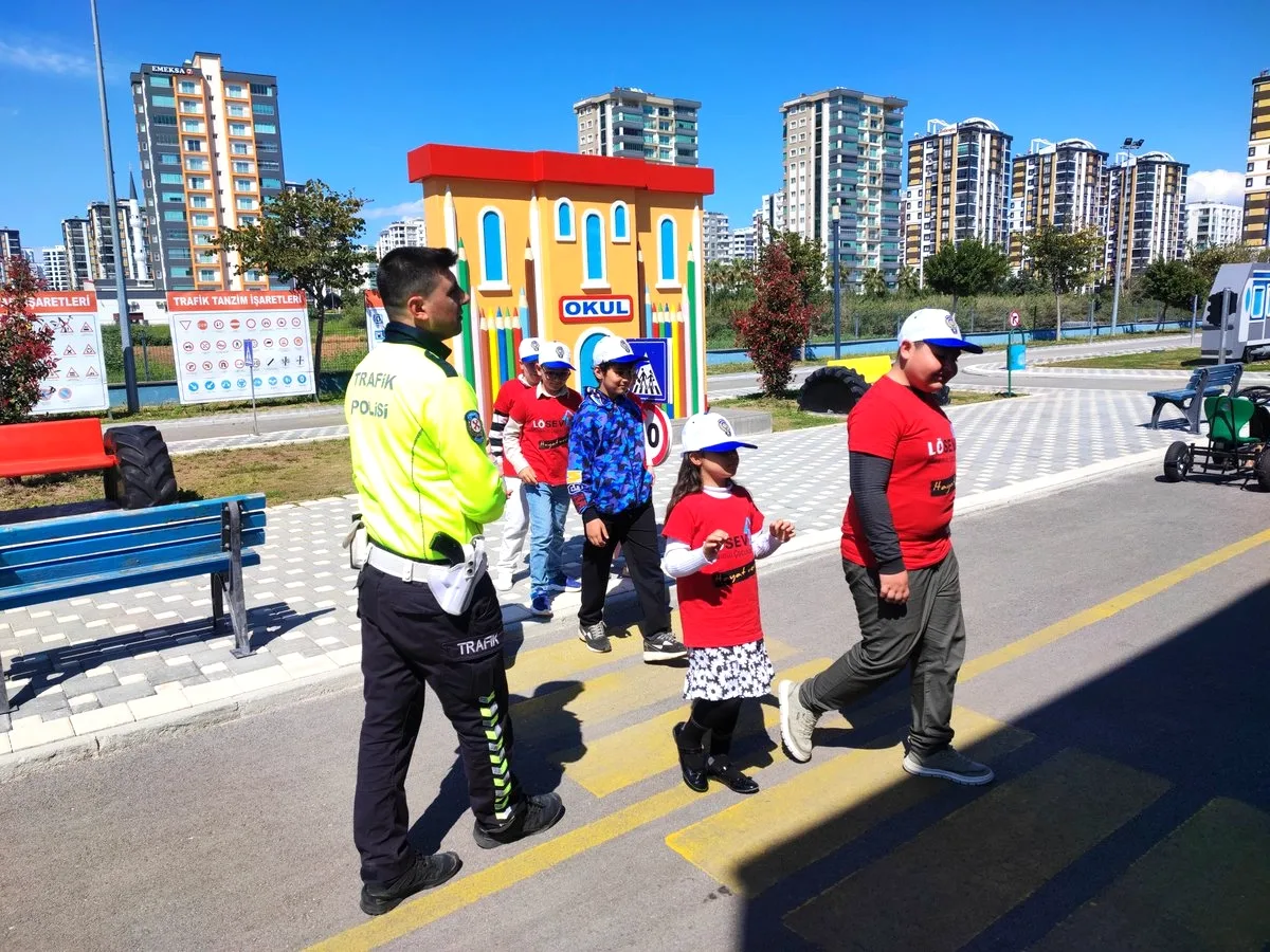 Adana'da Lösemili Çocuklar Trafik Eğitiminde Buluştu Adana'da Lösemili Çocuklar Trafik Eğitiminde Buluştu
