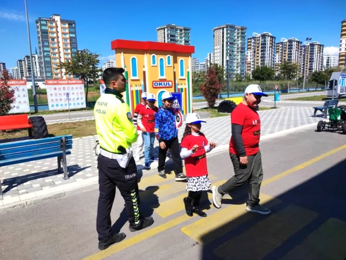 Adana'da Polis Haftası'nda Çocuklara Trafik Eğitimi Adana'da Polis Haftası'nda Çocuklara Trafik Eğitimi